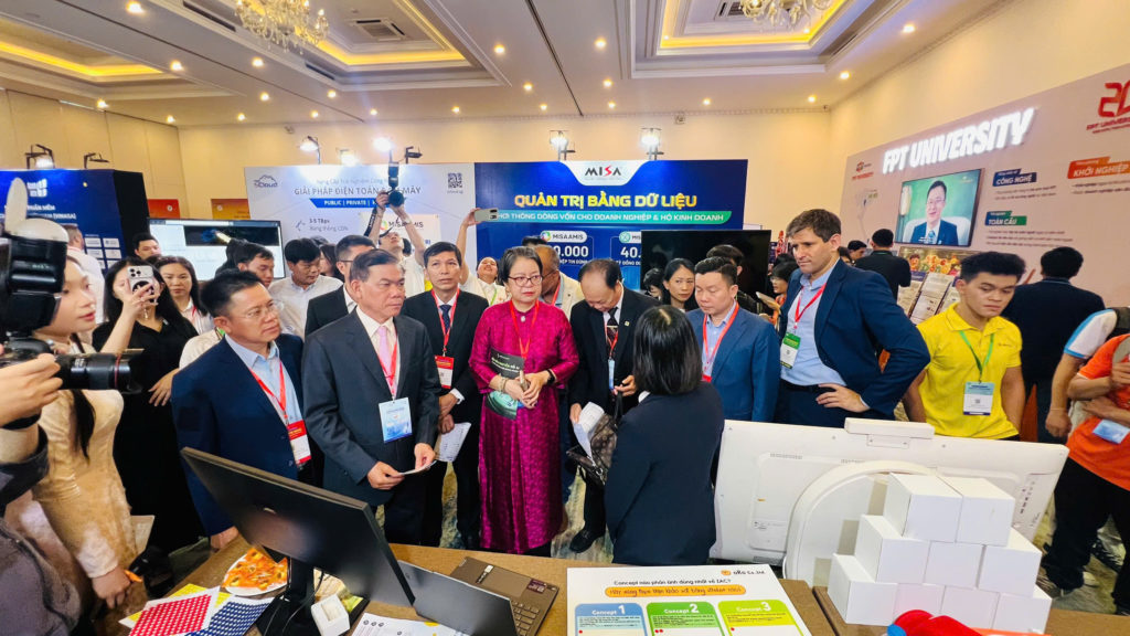 Khách VIP tham quan gian hàng và nghe giới thiệu về Hệ sinh thái Công nghệ số QTSC