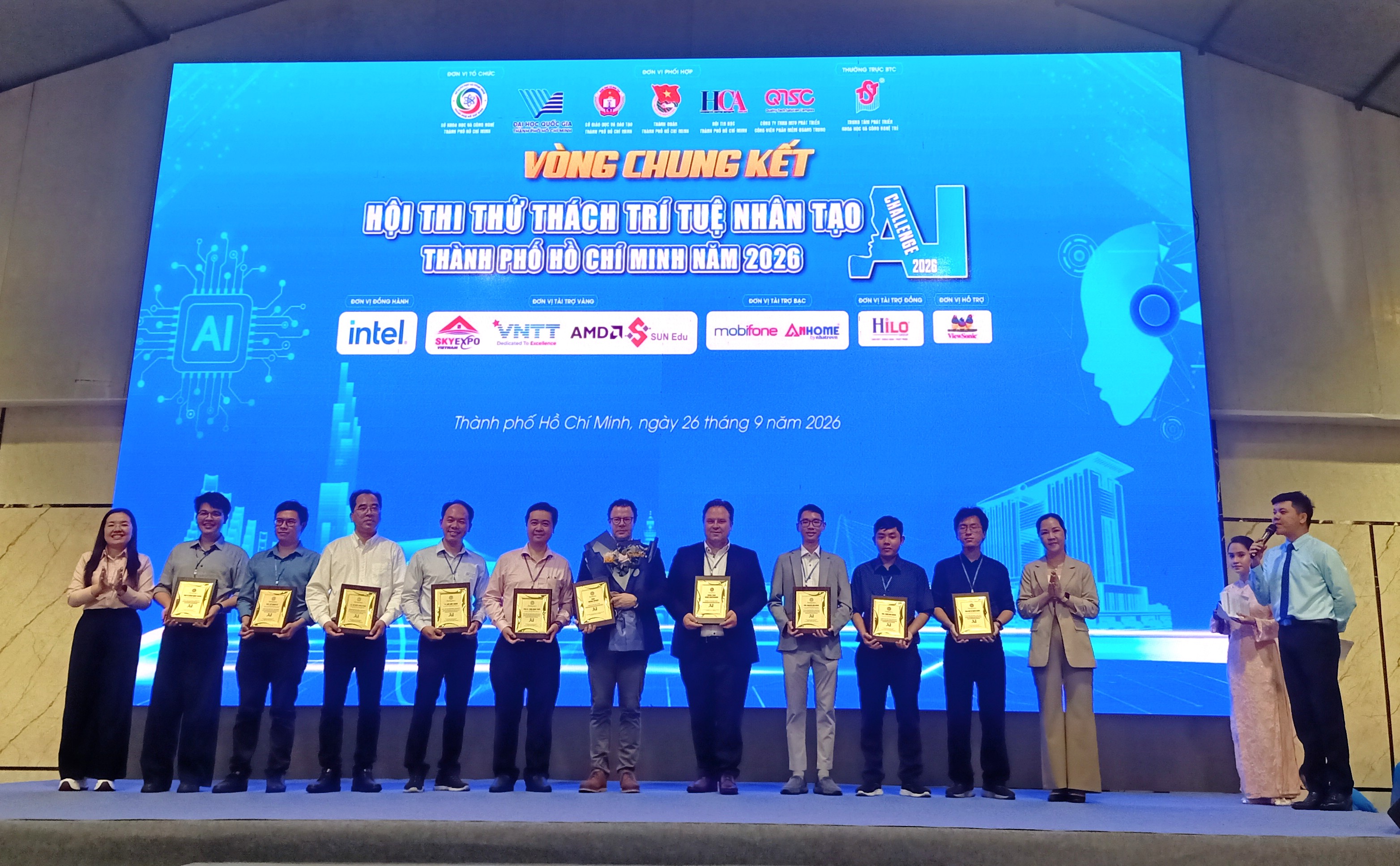 Bà Phạm Thị Kim Phượng – Phó Giám đốc QTSC (bên phải) tham dự và trao hoa, biểu trưng cho Hội đồng giám khảo của cuộc thi