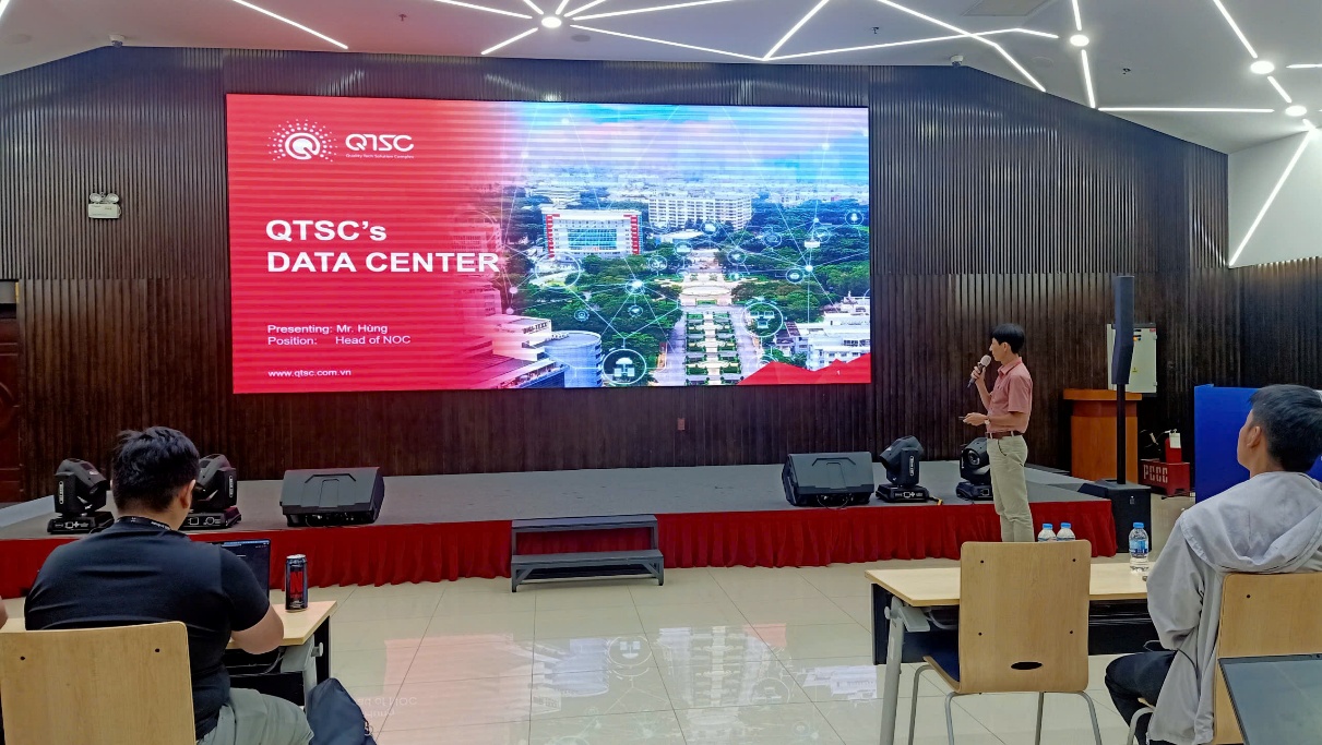 Startup NWoS 2026 tìm hiểu hạ tầng Trung tâm dữ liệu tại QTSC