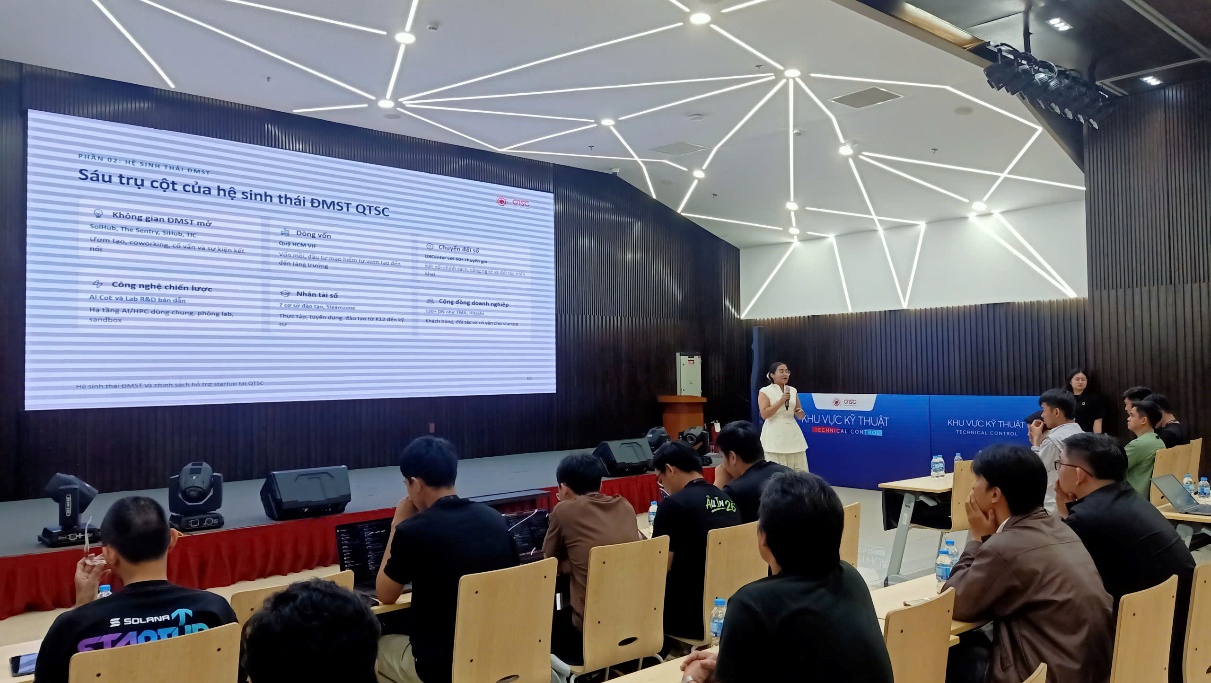 Startup NWoS 2026 tìm hiểu hạ tầng Trung tâm dữ liệu tại QTSC