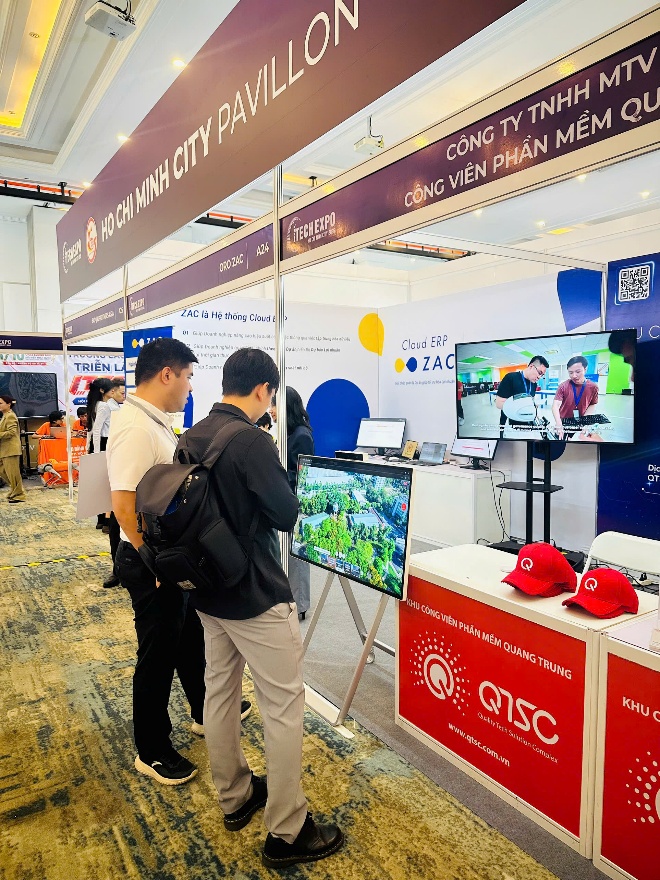 Hình ảnh đại biểu, khách tham dự tham quan gian hàng triển lãm của QTSC: