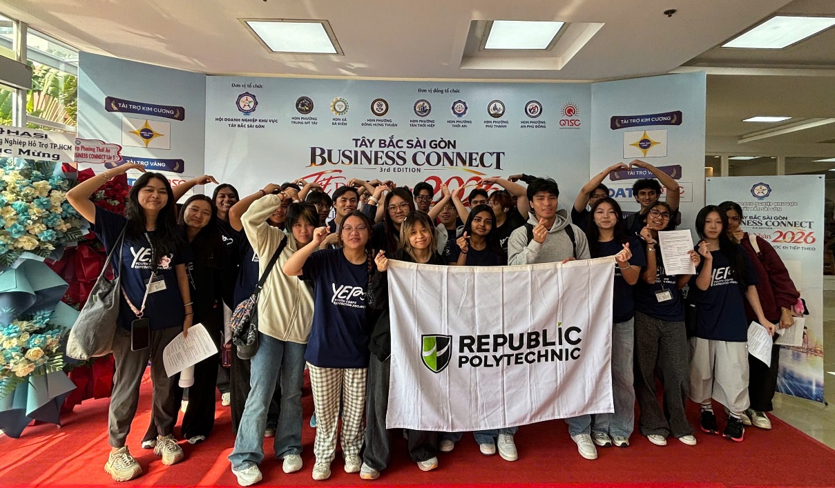 Sinh viên Republic Polytechnic (Singapore) tìm hiểu hệ sinh thái công nghệ số tại QTSC