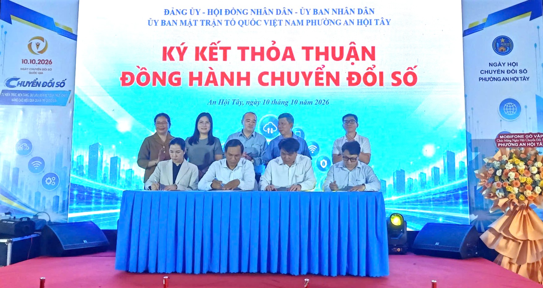 Đại diện Lãnh đạo UBND phường An Hội Tây, QTSC, DXCenter và VNPT thực hiện ký kết thỏa thuận đồng hành chuyển đổi số