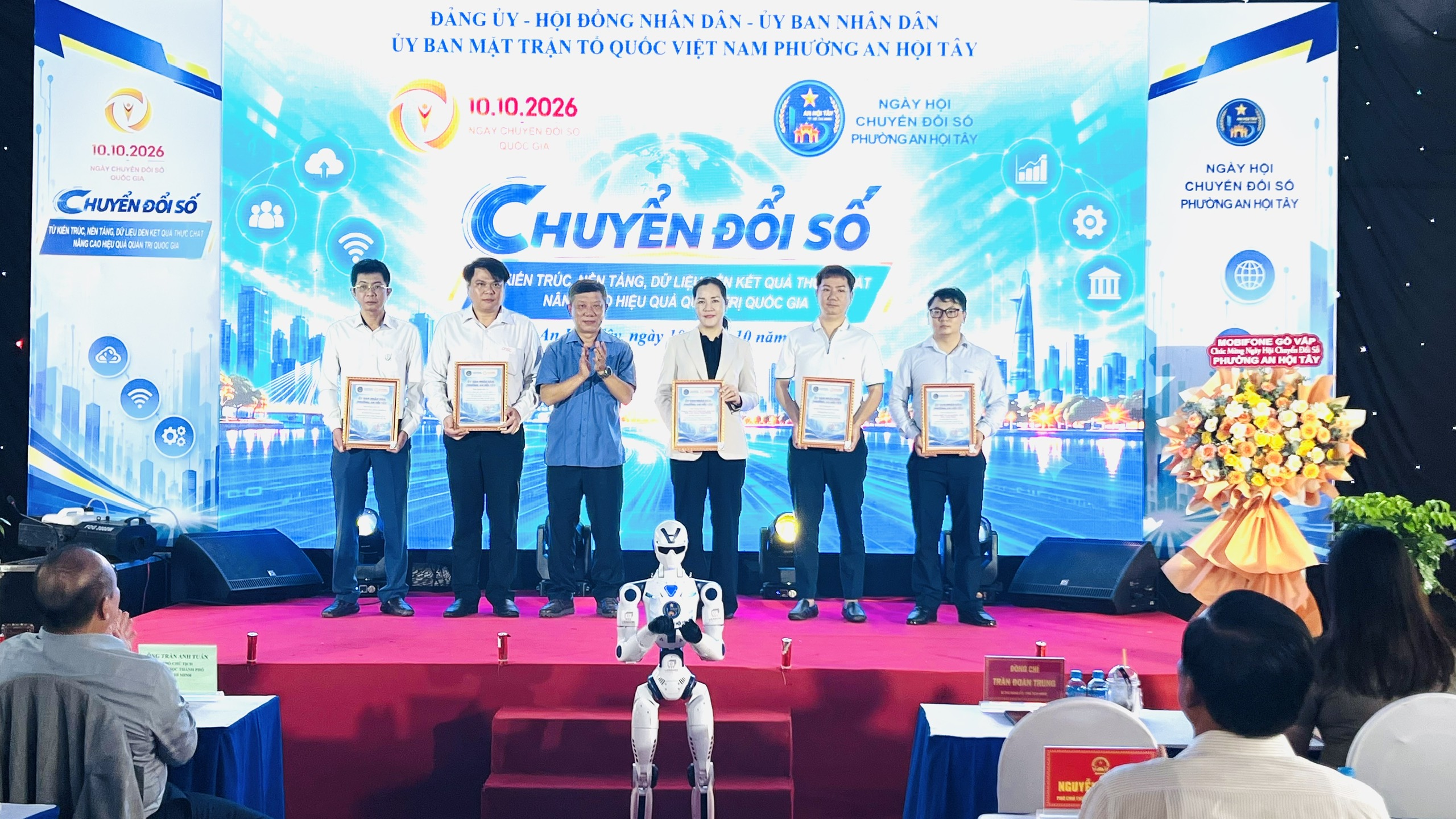 Đại diện Lãnh đạo UBND phường An Hội Tây trao thư cảm ơn đã đồng hành cùng chương trình cho đại diện Lãnh đạo QTSC - bà Phạm Thị Kim Phượng, Phó Giám đốc QTSC (thứ 3 bên phải qua) và ông Phan Phương Tùng, Giám đốc DXCenter (thứ 2 bên trái qua)