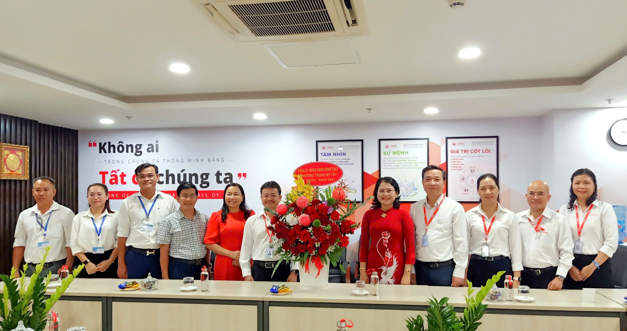 Lãnh đạo phường Trung Mỹ Tây trao tặng lẵng hoa tươi thắm chúc mừng tập thể QTSC nhân Ngày Doanh nhân Việt Nam 13/10/2026
