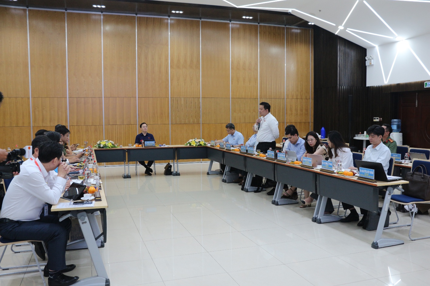 Thành viên đoàn công tác tham gia trao đổi, thảo luận