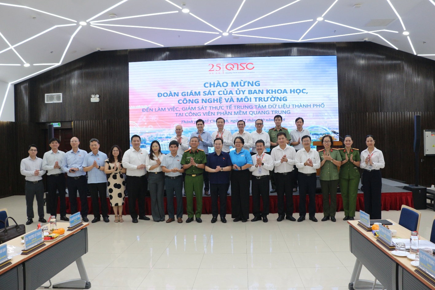 Các đại biểu cùng chụp hình lưu niệm chuyến công tác tại QTSC