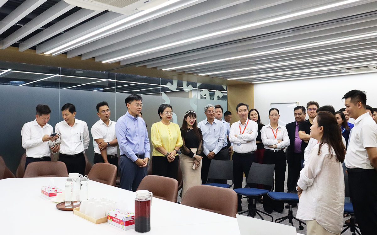 Phó Chủ tịch UBND TP.HCM Trương Minh Huy Vũ cùng đoàn làm việc tham quan Trung tâm đổi mới sáng tạo Mở - SOIHUB tại tòa nhà Tech Valley