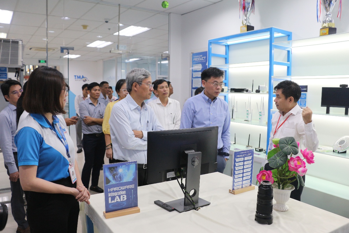 Phó Chủ tịch UBND TP.HCM Trương Minh Huy Vũ cùng đoàn làm việc tham quan Trung tâm đổi mới sáng tạo của Công ty TNHH Giải pháp phần mềm Tường Minh (TMA Solutions)