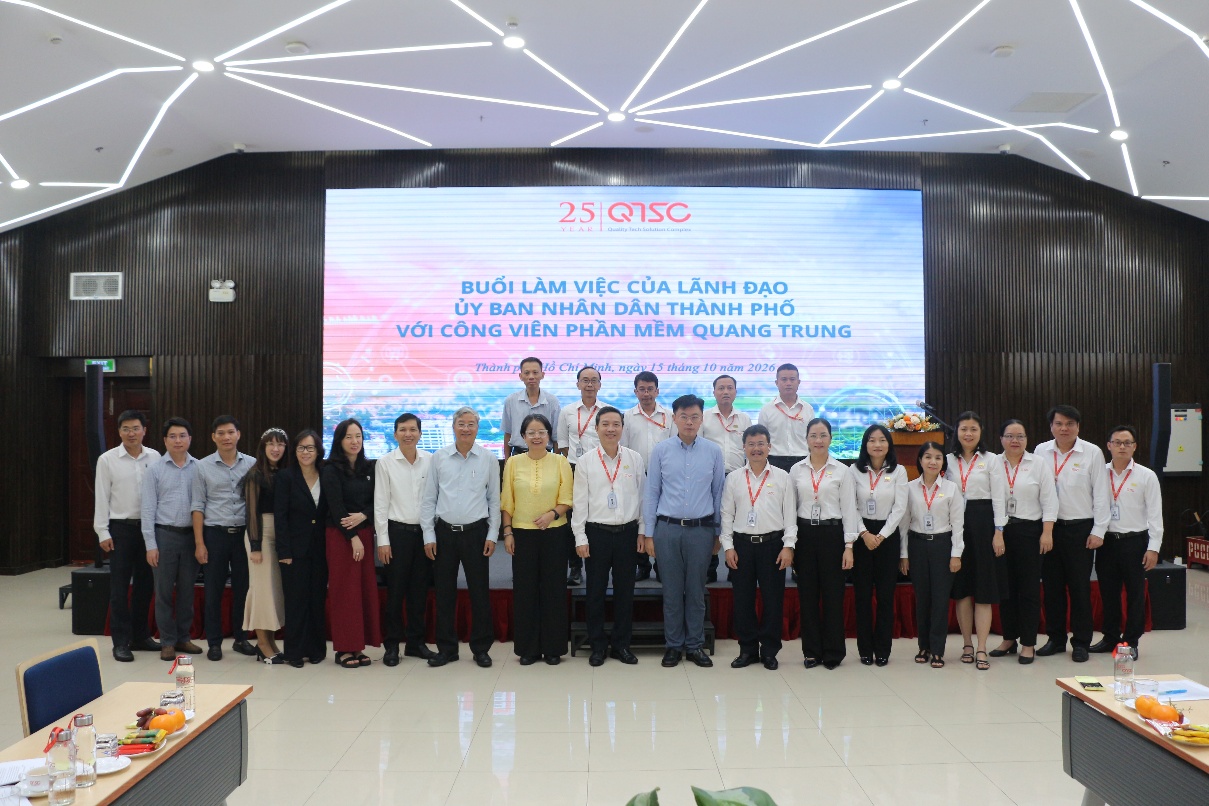 Đoàn đại biểu chụp hình lưu niệm buổi làm việc tại QTSC