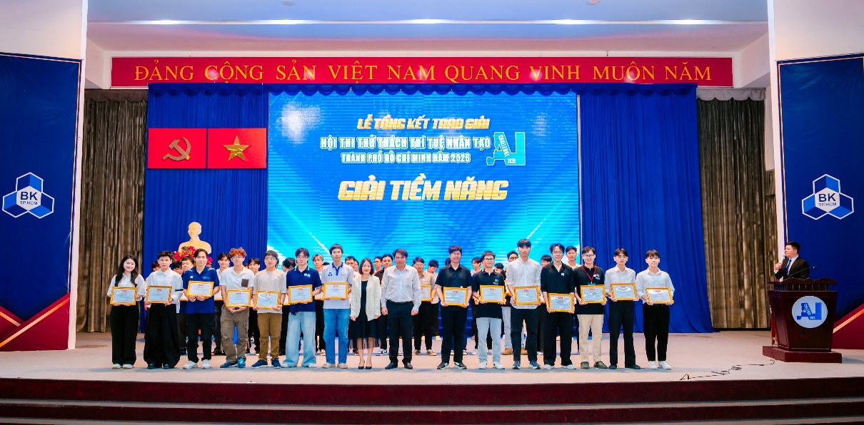 Ông Phan Phương Tùng (đứng giữa, áo sơ mi trắng), Giám đốc Trung tâm Hỗ trợ và Tư vấn Chuyển đổi số TP.HCM (DXCenter), đơn vị trực thuộc QTSC, trao giải thưởng cho các đội xuất sắc tại Hội thi