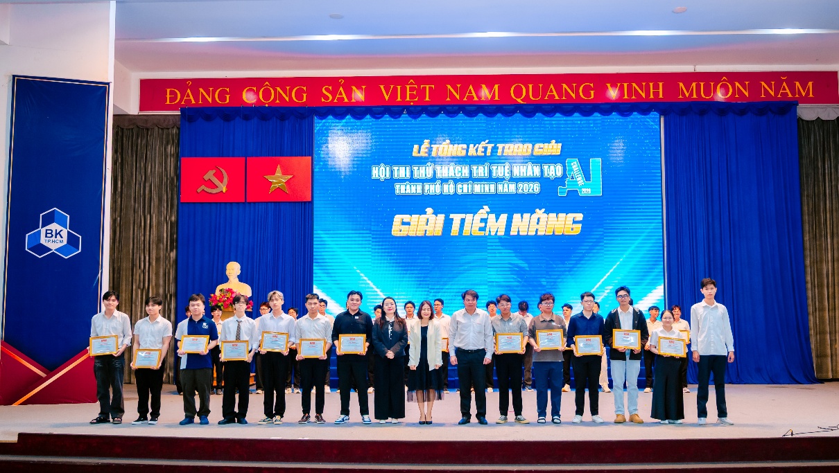 Ông Phan Phương Tùng (đứng giữa, áo sơ mi trắng), Giám đốc Trung tâm Hỗ trợ và Tư vấn Chuyển đổi số TP.HCM (DXCenter), đơn vị trực thuộc QTSC, trao giải thưởng cho các đội xuất sắc tại Hội thi