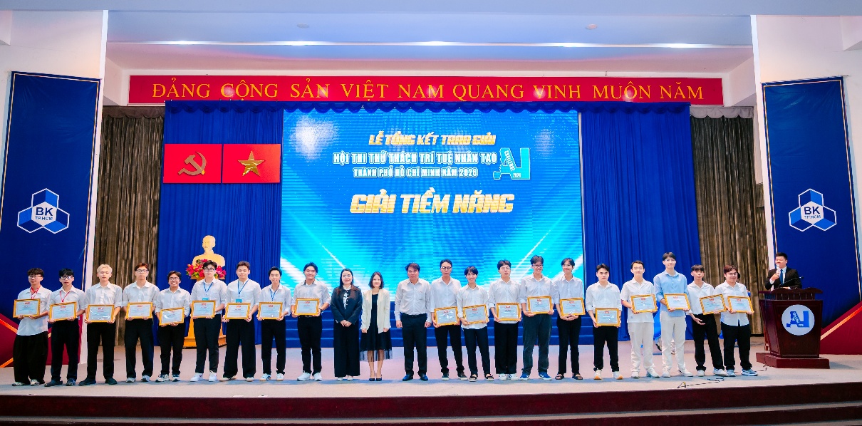 Ông Phan Phương Tùng (đứng giữa, áo sơ mi trắng), Giám đốc Trung tâm Hỗ trợ và Tư vấn Chuyển đổi số TP.HCM (DXCenter), đơn vị trực thuộc QTSC, trao giải thưởng cho các đội xuất sắc tại Hội thi
