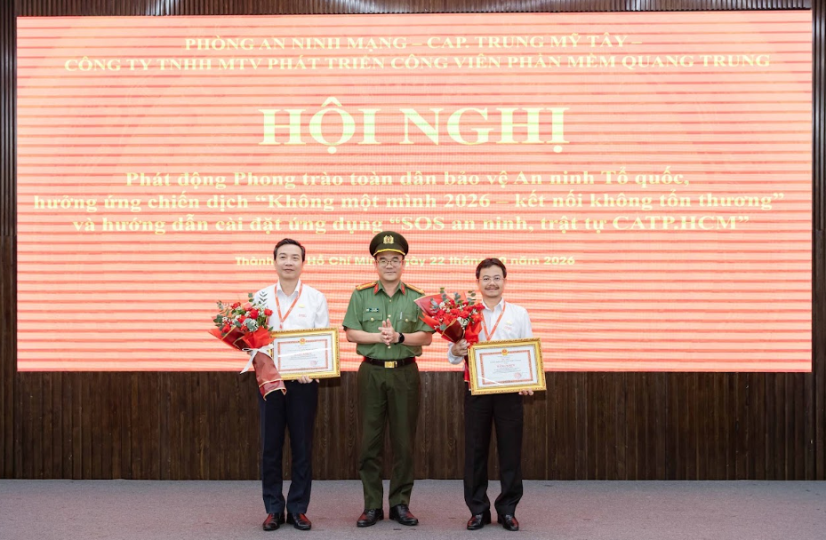 Thượng tá Hồ Thọ Hải, Phó Bí thư Đảng ủy, Phó Trưởng phòng An ninh mạng CATP trao Bằng khen UBND TP.HCM cho đại diện QTSC - Ông Nguyễn Thanh Hải, Chủ tịch Hội đồng thành viên Công ty (bên trái) và Ông Trần Hữu Dũng, Giám đốc Công ty (bên phải) đã có thành tích xuất sắc trong công tác diễn tập tác chiến, ứng phó với các tình huống và sự cố an toàn thông tin trên không gian mạng TP.HCM năm 2025