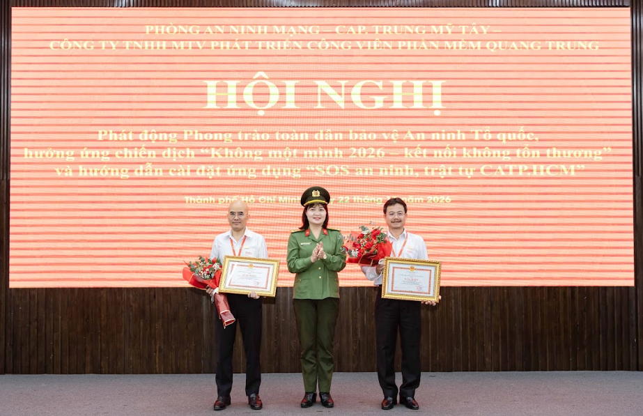 Thượng tá Nguyễn Ngọc Châu, Phó Trưởng phòng Tham mưu CATP trao Bằng khen UBND TP.HCM cho đại diện QTSC - Ông Vũ Quang, Phó Giám đốc Công ty (bên trái) và Ông Trần Hữu Dũng, Giám đốc Công ty (bên phải) đã có thành tích xuất sắc trong công tác tham mưu, triển khai công tác của Tiểu ban an toàn, an ninh mạng TP.HCM