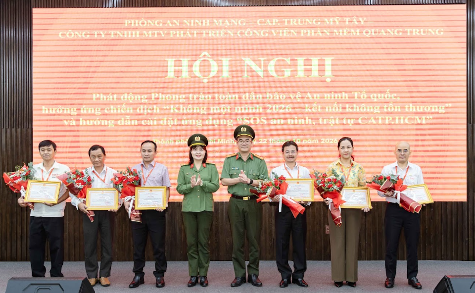 Thượng tá Hồ Thọ Hải, Phó Bí thư Đảng ủy, Phó Trưởng phòng An ninh mạng CATP và Thượng tá Nguyễn Ngọc Châu, Phó Trưởng phòng Tham mưu CATP trao giấy khen CATP cho đại diện QTSC – Bà Phạm Thị Kim Phượng, Phó Giám đốc Công ty và 05 cá nhân thuộc QTSC đã có thành tích xuất sắc trong triển khai thực hiện phong trào “Toàn dân bảo vệ an ninh Tổ quốc” năm 2025