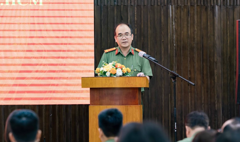 Thượng tá Hồ Thọ Hải - Phó Bí thư Đảng ủy, Phó Trưởng phòng An ninh mạng CATP phát biểu phát động phong trào “Toàn dân bảo vệ an ninh Tổ quốc” trên địa bàn Khu CVPM Quang Trung